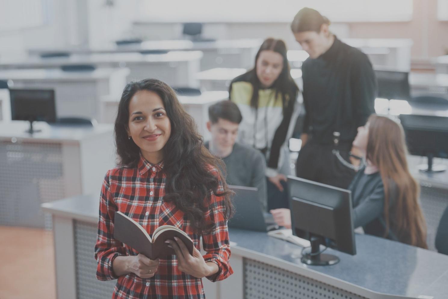 Sesión de análisis colaborativo entre estudiantes